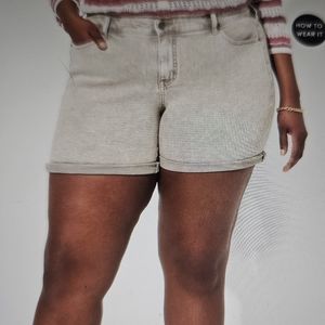 NWT  Denim Torrid Boyfriend Vintage Stretch Mid-rise Shorts 5 inch